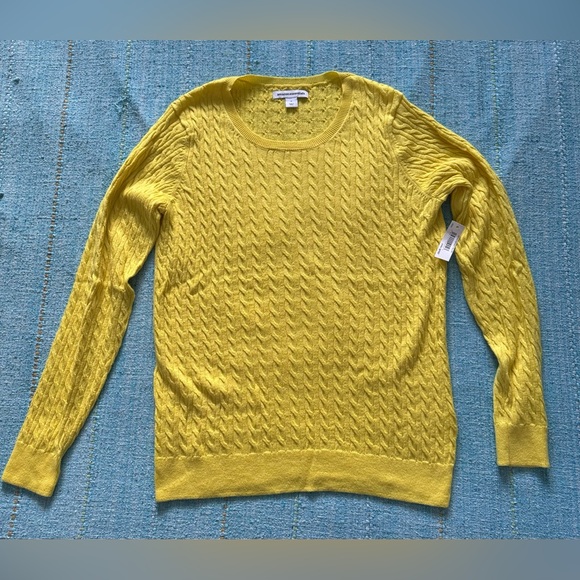 Woman’s open crew neck lightweight top in medium. - Picture 2 of 4